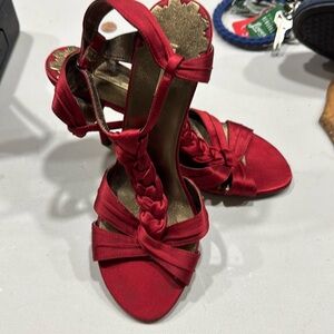 Women’s Max studio red satin heels ..7.5
